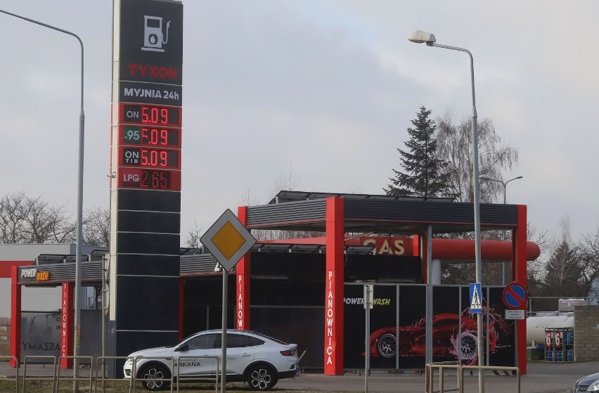 Na stacjach paliw spadły ceny wszystkich paliw w związku z...