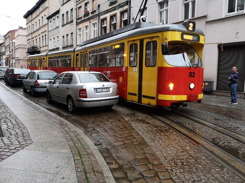 Źle zaparkowany samochód wstrzymał ruch tramwajowy w Grudziądzu