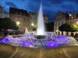 Fontanna na Rynku w Wałbrzychu po remoncie czaruje kolorami i wodnym tańcem. Przypominamy jaka jest piękna! [ZDJĘCIA]