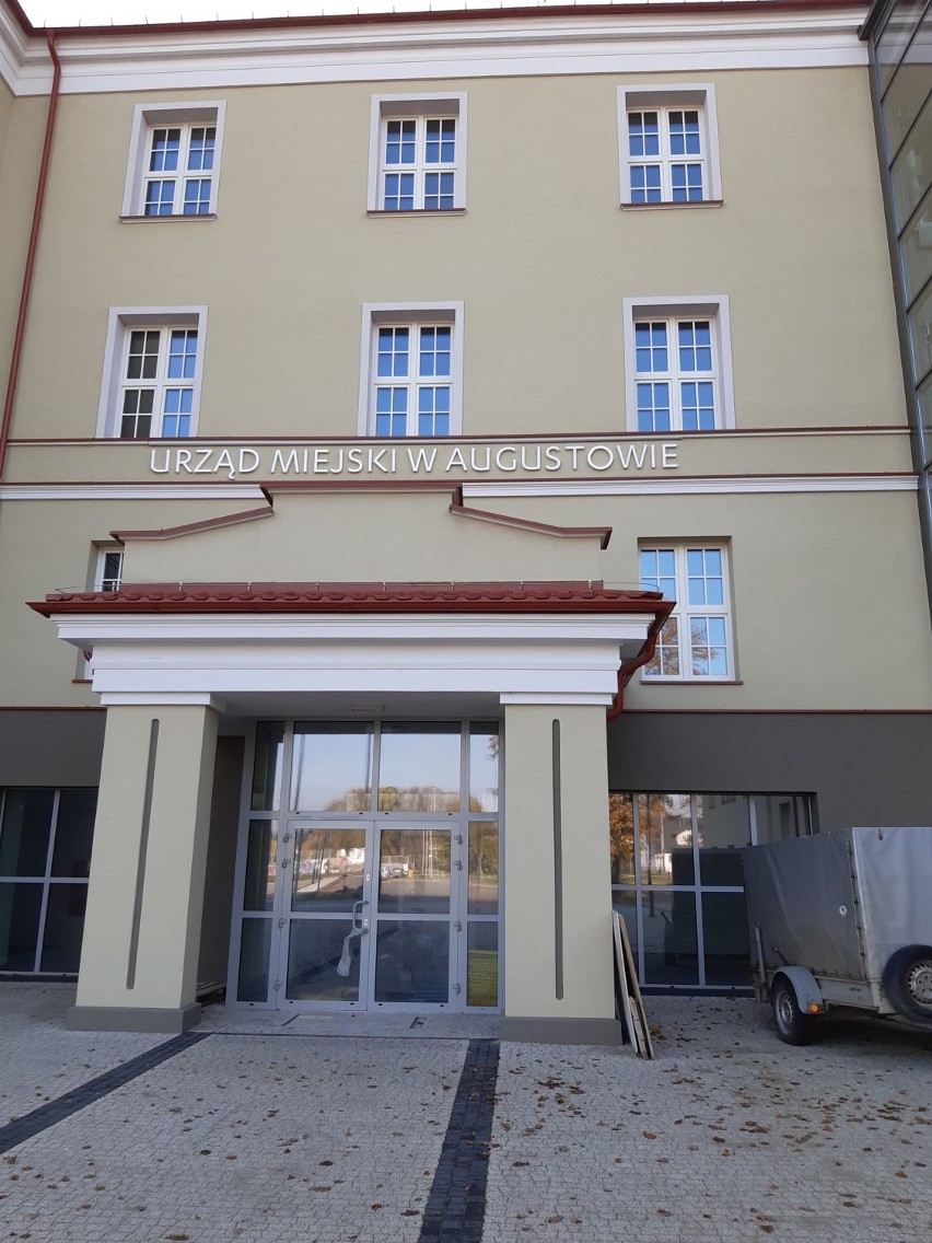 Nowa siedziba Urzędu Miejskiego w Augustowie już gotowa. Wyremontowaną byłą szkołę trudno poznać [Zdjęcia]