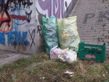 Oświęcim. Miejski radny Jan Adamaszek został „śmieciarzem”. Idąc na spacer zabiera z sobą worki do segregacji odpadów. Zobacz zdjęcia
