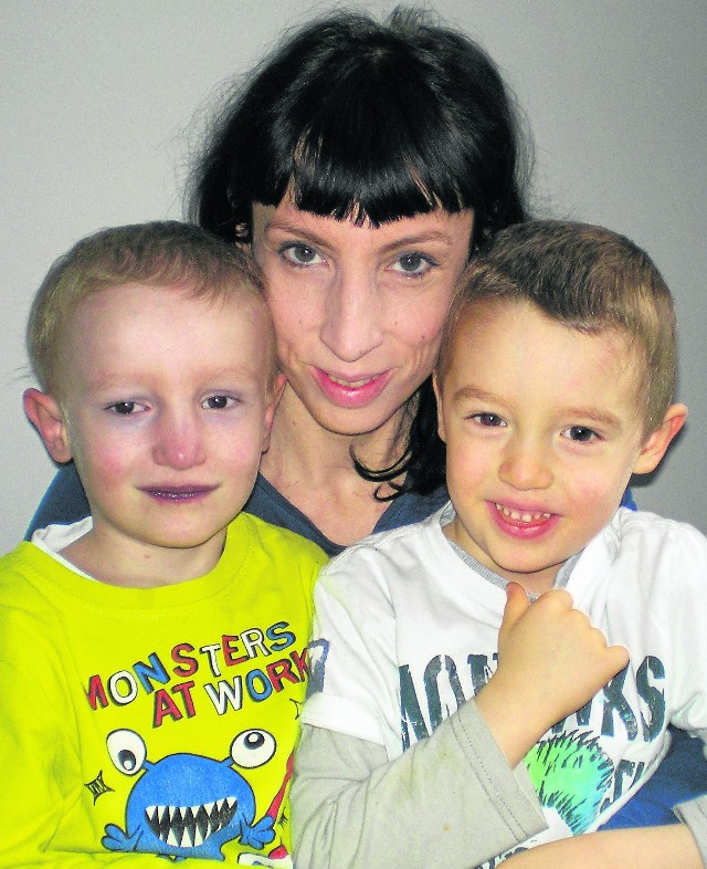4-letni Emilek Koryczan  razem ze swoim bratem bliźniakiem Borysem i mamą Katarzyną