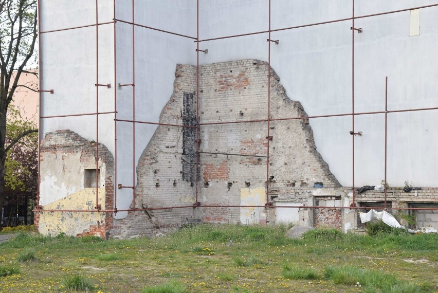 Malbork. Miejski baner miałby zasłonić wyrwę w ścianie? Czytelnik pyta, jaki władze miasta mają pomysł na teren po kinie