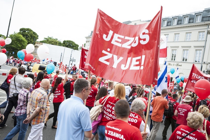 Marsz dla Jezusa przeszedł ulicami Warszawy [ZDJĘCIA]