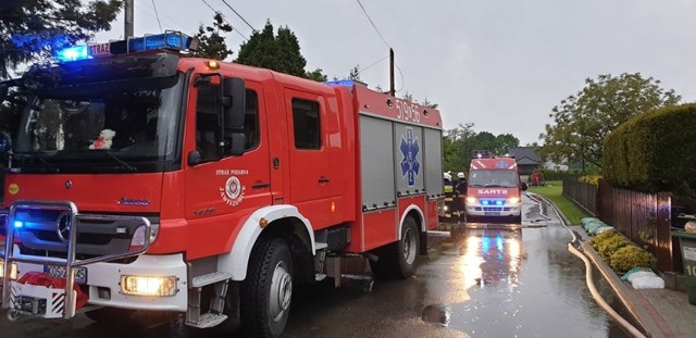 Strażacy od rana pompują wodę z podtopionych posesji przy ul. Trzciniec w Jawiszowicach w sąsiedztwie Wisły