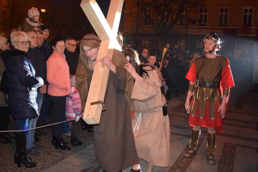 Misterium Męki Pańskiej w wykonaniu Teatru Prawie Wielkiego. Przypominamy je z okazji Międzynarodowego Dnia Teatru