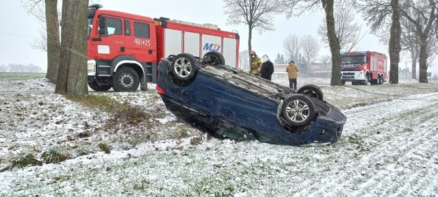 - Po przybyciu na miejsce zdarzenia zastano samochód osobowy Ford po dachowaniu, który znajdował się w poza drogą. Samochodem podróżowało dwóch mężczyzn (bez obrażeń). Znajdowali się poza pojazdem - relacjonują strażacy z KP PSP w Mogilnie