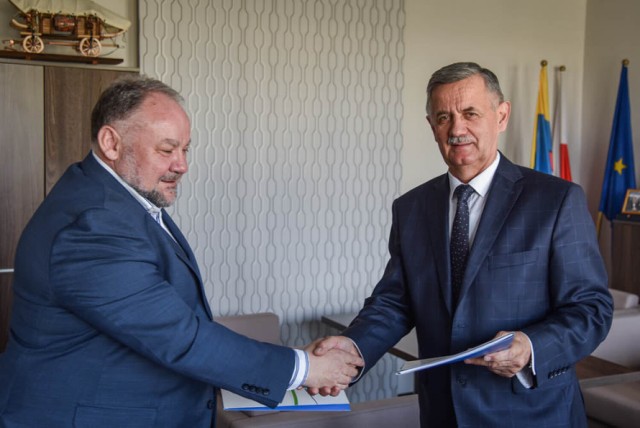 Umowę podpisali Starosta Rzeszowski Józef Jodłowski oraz Prezes Firmy Wolmost Zbigniew Wolan.