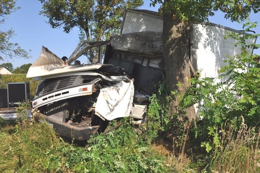 Śmiertelny wypadek w Dąbrówce: Uderzył autem w drzewo