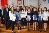 Maturzyści ze "Staszka" odebrali świadectwa i nagrody dla najlepszych uczniów