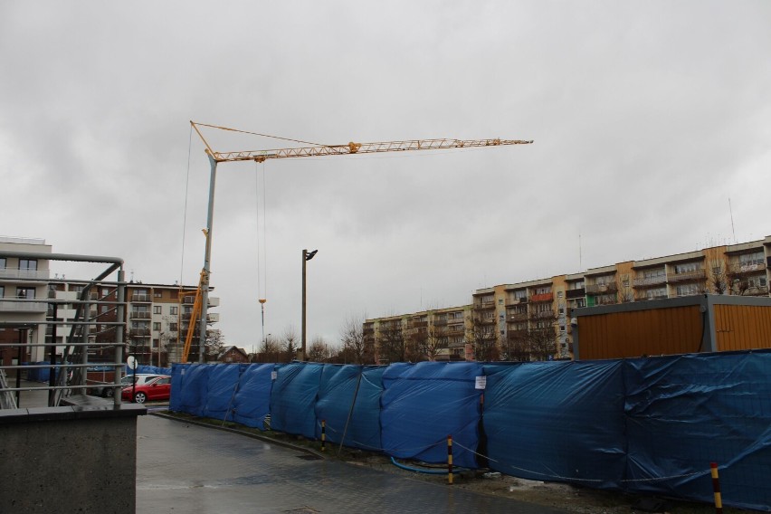 Inwestycje na os. Stare Sady w Wieluniu. W budowie kolejne bloki, powstanie też m.in. duży obiekt handlowo-usługowy ZDJĘCIA, WIZUALIZACJE