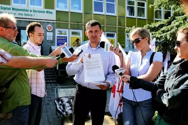 Mariusz Wójcik zaostrza protest przed gorzowskim szpitalem i pisze petycje