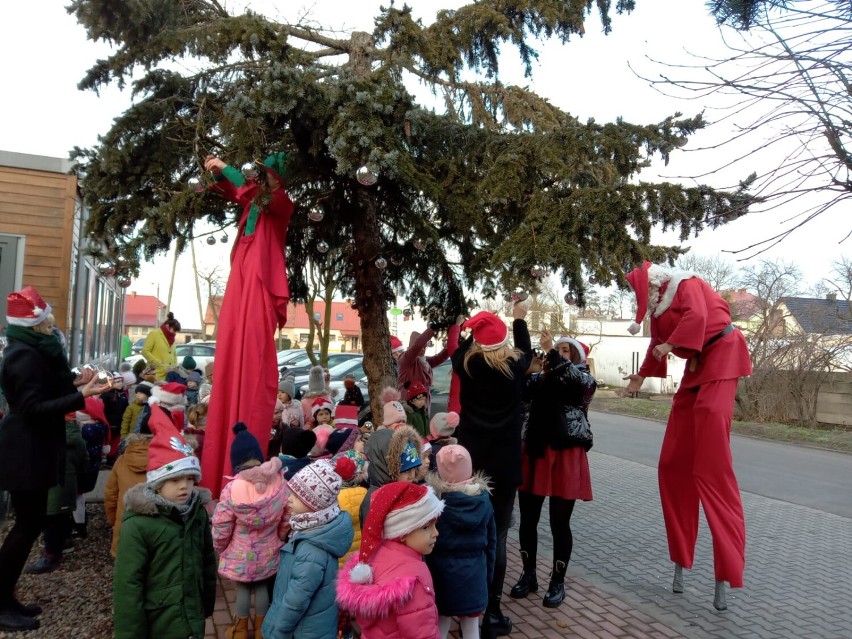 Gwiazdor i Elf na szczudłach odwiedzili gminę Przemęt