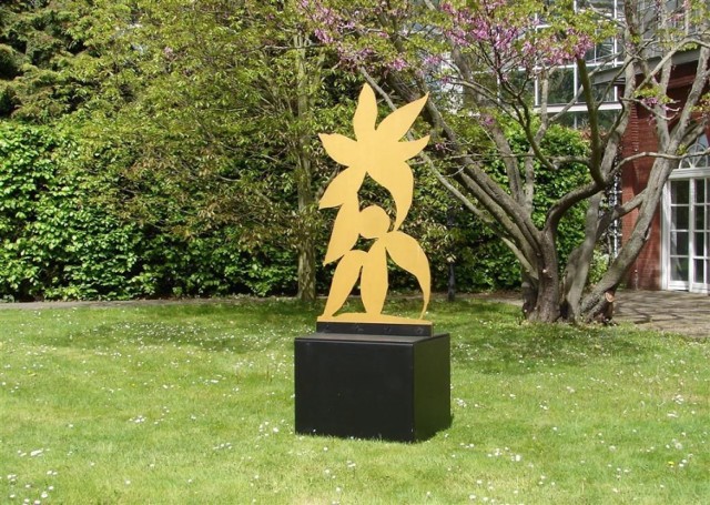 Stefan Szczesny urodził się w 1951 roku w Monachium, pochodził z rodziny artystycznej. 
Cykl złoty: Kwiaty. Fot.Isabella Degen