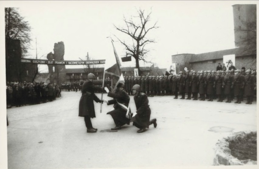 Tak przysięga wojskowa wyglądała w latach 70. ubiegłego wieku [ZDJĘCIA]. Uroczyste ślubowanie przy zamku w Malborku