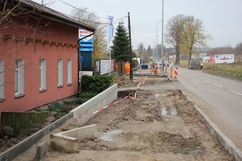 Lębork. Na Kossaka powstaje ciąg pieszo-rowerowy