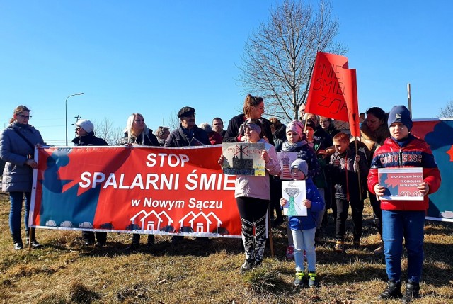 Pomysł wybudowania spalarni odpadów wywołał liczne protesty grupy mieszkańców