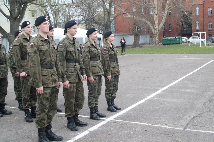 Ślubowanie klas pierwszych technikum wojskowego w Rogoźnie