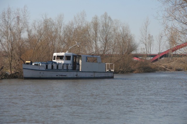 Statek przy puławskim bulwarze