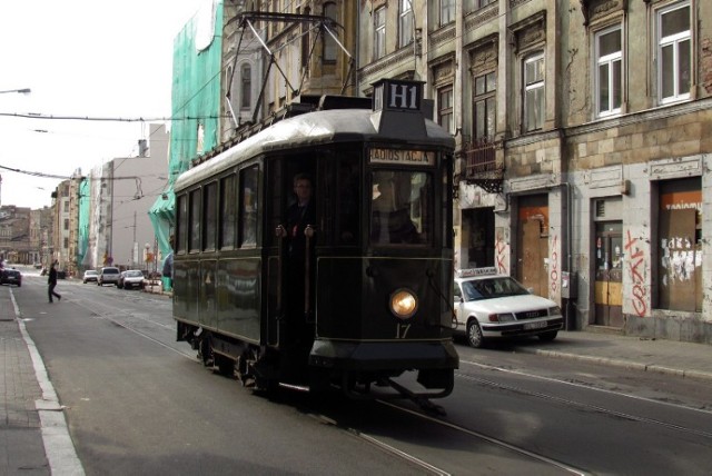 Mieszkaniec Łodzi jeździ po mieście swoim własnym tramwajem. Czy ...