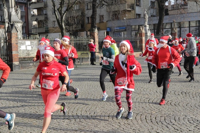 Zobacz kolejne zdjęcia z Biegu Mikołajów w Bytomiu....