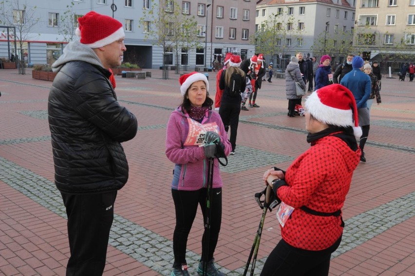 Zobacz kolejne zdjęcia z Biegu Mikołajów w Bytomiu....