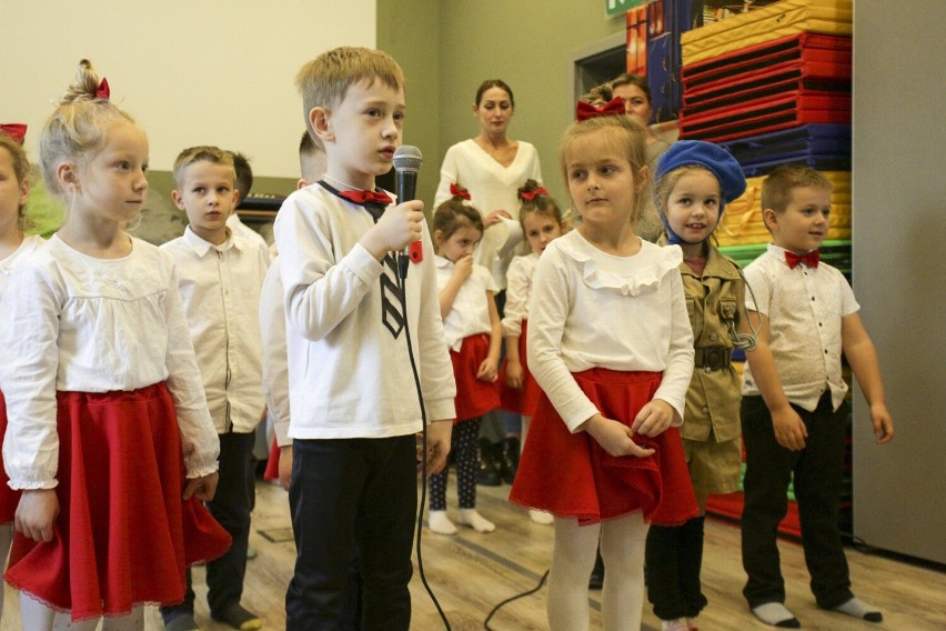 Słupskie przedszkolaki w programie patriotycznym. Był występ dla seniorów [zdjęcia]