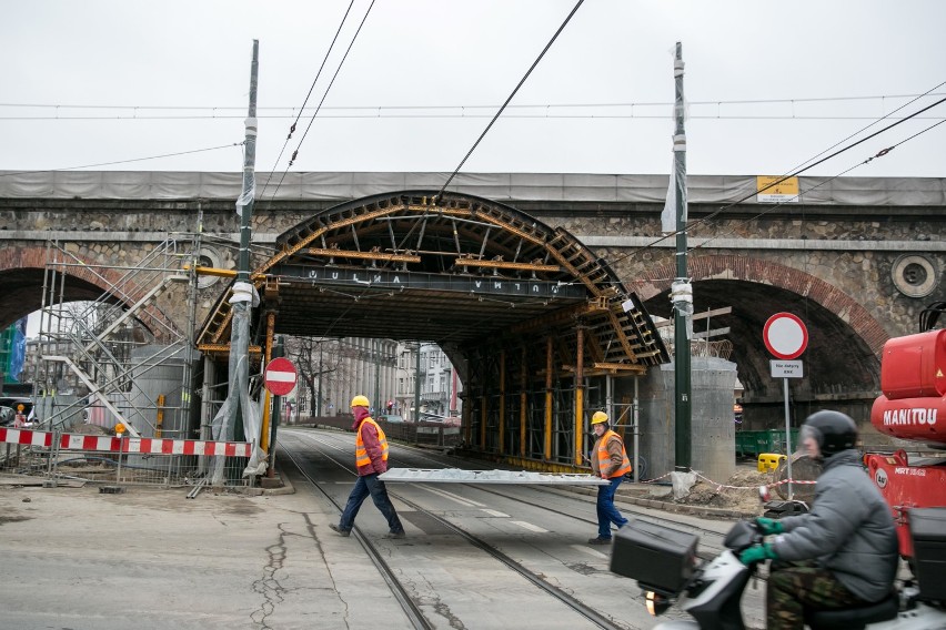 Kraków. Kolejarze zamierzają blokować ruch aut po obu stronach Wisły