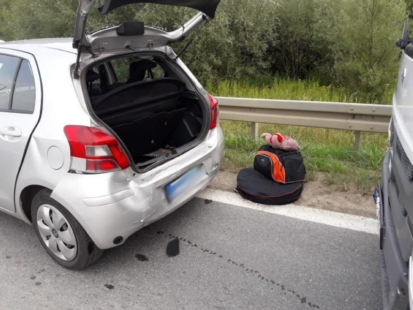 Zderzenie trzech samochodów w Brzeznej. Jedna osoba poszkodowana 