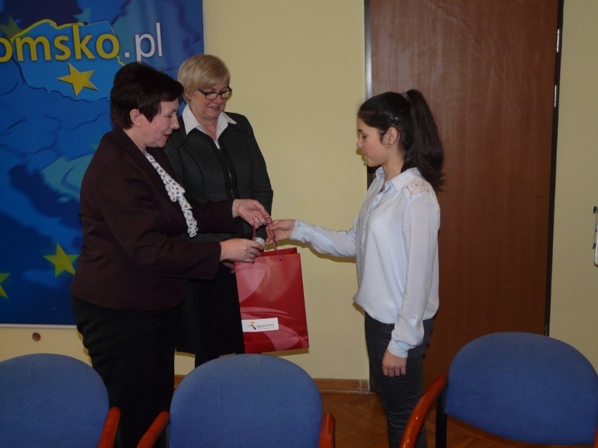 Aleksandra Barańska odebrała nagrodę z rąk Anny...
