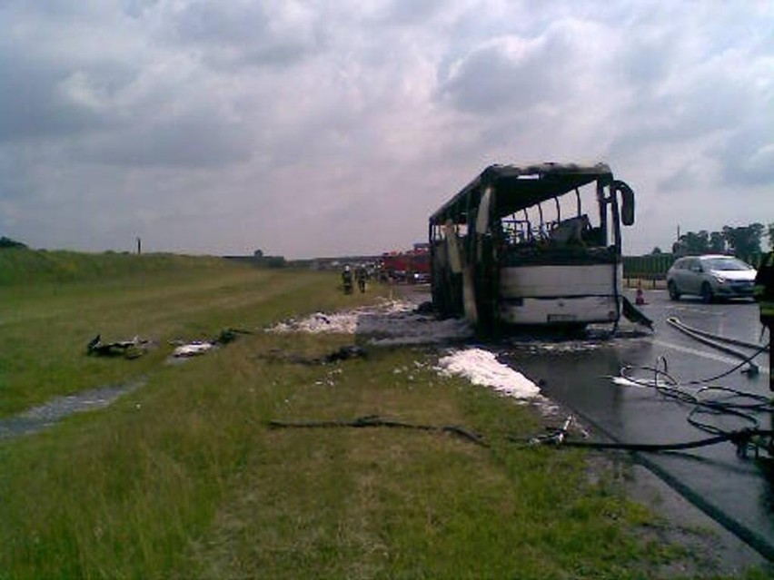 Pożar autobusu na A1. Autokar, który wiózł dzieci, spłonął w okolicach Kopytkowa [ZDJĘCIA]