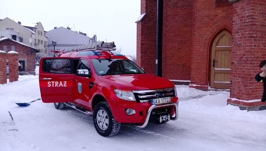 W sobotę strażacy z OSP Sierakowice usuwali śnieg z dachu...