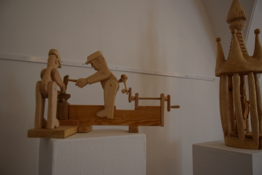 Drewniane cudeńka Jana Puka na wystawie w sandomierskim Ratuszu. Ruchome drewniane zabawki i kapliczki. Zobaczcie zdjęcia   