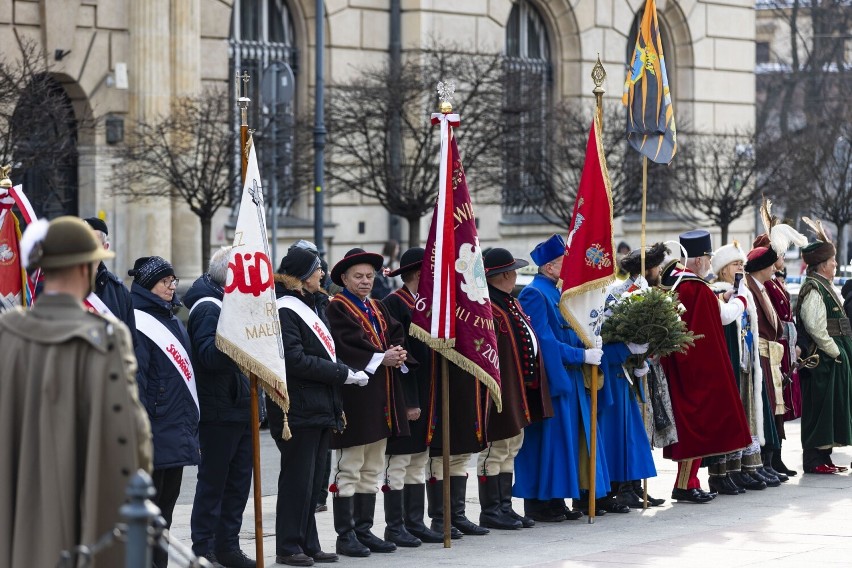 Kraków. 19 rocznica śmierci gen. Ryszarda Kuklińskiego. Na placu Jana Matejki i Jana Nowaka Jeziorańskiego złożono wieńce