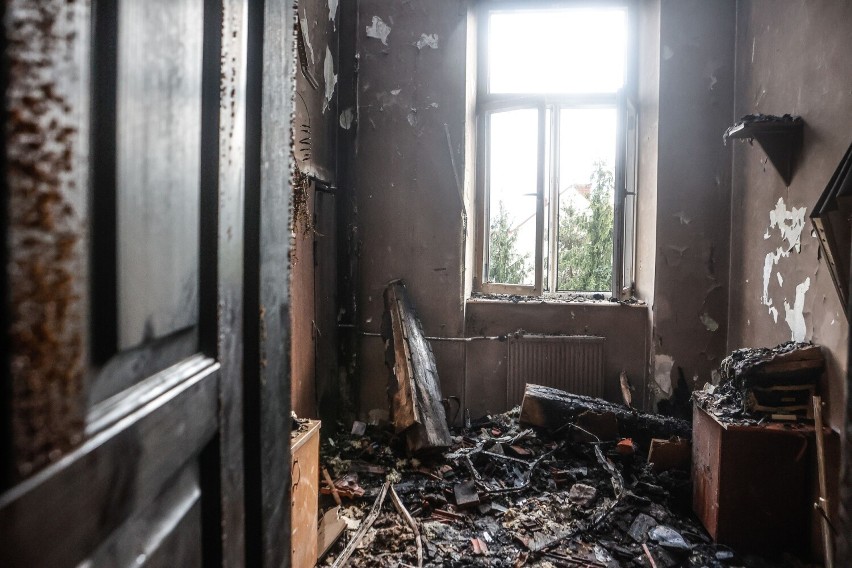 Trwa usuwanie i oszacowanie szkód po pożarze w budynku II LO w Rzeszowie [ZDJĘCIA, WIDEO]