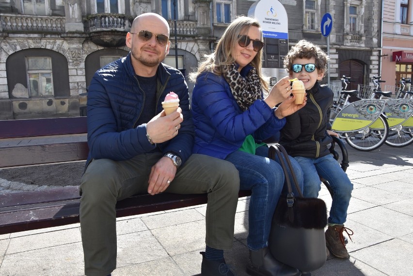 Tarnów. Wiosna w mieście! Tłumy w Parku Strzeleckim i kolejki do lodziarni [ZDJĘCIA]