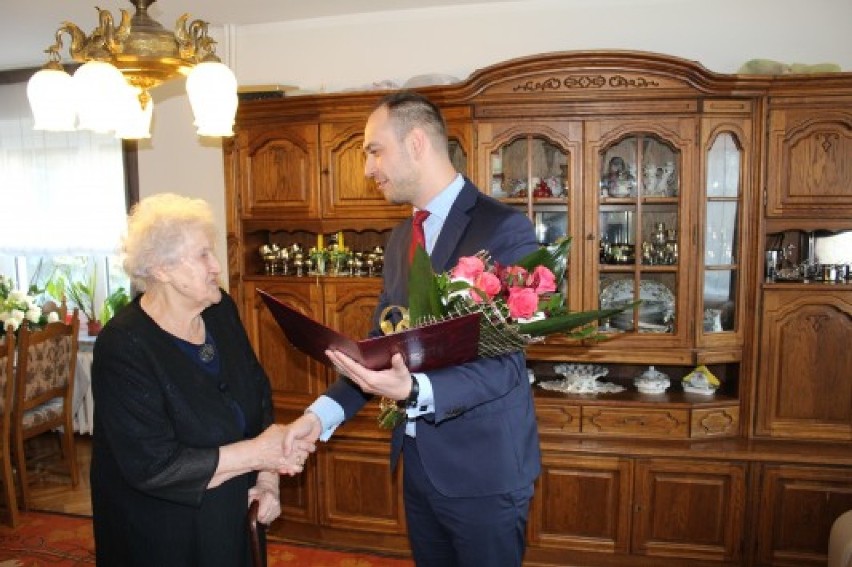Pani Dominika Jóźwiakowska z Damasławka skończyła 90 lat. Szanowną Jubilatkę odwiedził wójt Cyprian Wieczorek. ZDJĘCIA