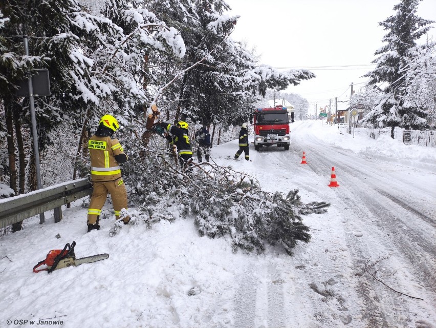 Nie tylko drogowcy walczą ze śniegiem. Strażacy też mają pełne ręce roboty. Zobacz to na zdjęciach 