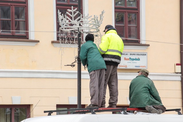 Trwa montaż świątecznych dekoracji w Łęczycy