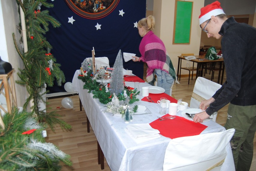 „Stół świąteczny ozdobiony igliwiem” w Ośrodku Szkolenia i Wychowania w Szamocinie