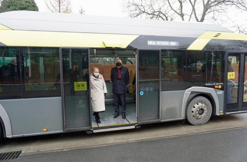 Autobus elektryczny marki Solaris, który w 2021 roku był...