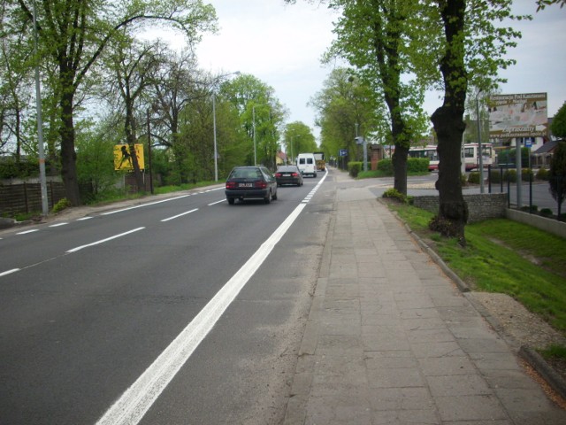 Niedawno przy ulicy Strzeleckiej wyznaczono  pasy, takie w sam raz do jazdy rowerem.