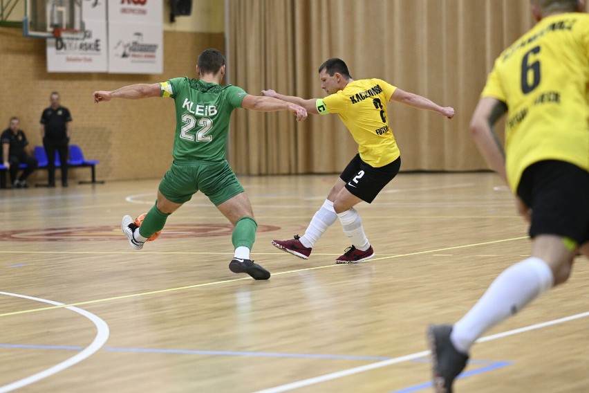 Piłkarze Futsal Świecie (żółte koszulki) pokonali UKS Mrówka...