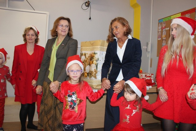 Święty Mikołaj i poseł Agata Wojtyszek z prezentami u przedszkolaków z Kreatywnych Nutek