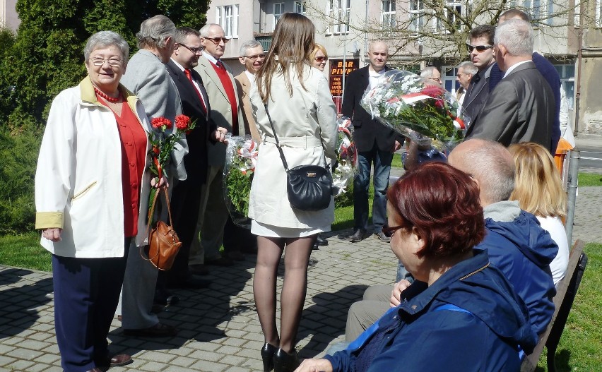 Piła: SLD i Ruch Palikota złożyli kwiaty pod pomnikiem Kolejarzy