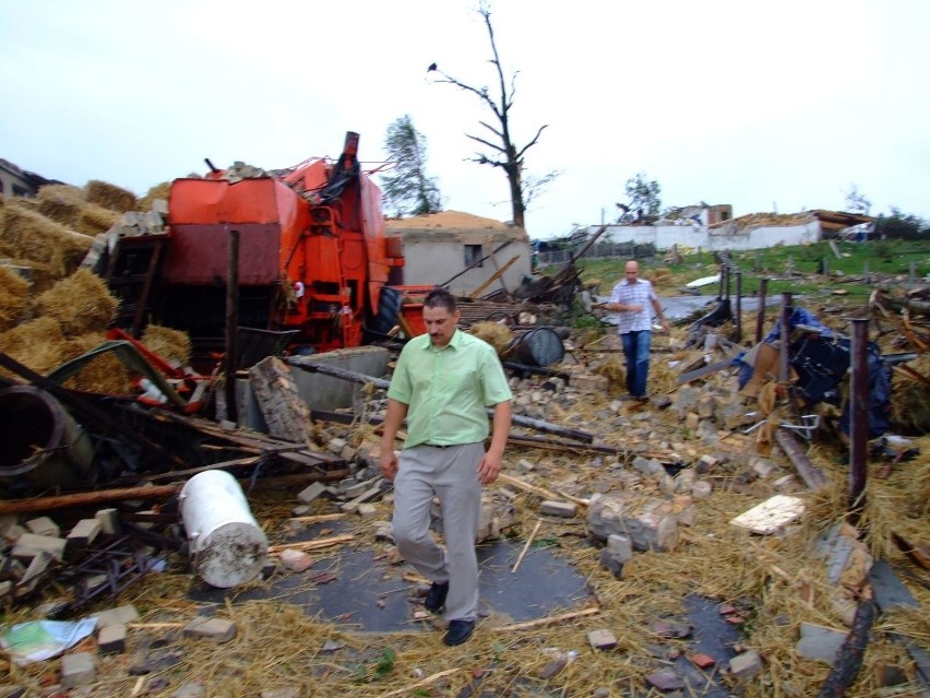 Tornado w Sieroniowicach, Balcarzowicach i Błotnicy Strzeleckiej. Mija 12 lat od tamtych dramatycznych wydarzeń [ZDJĘCIA]