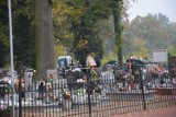 Zamknięte cmentarze przez rząd. Niektórzy mimo zakazu zdecydowali się na wizytę na cmentarzu w Skokach
