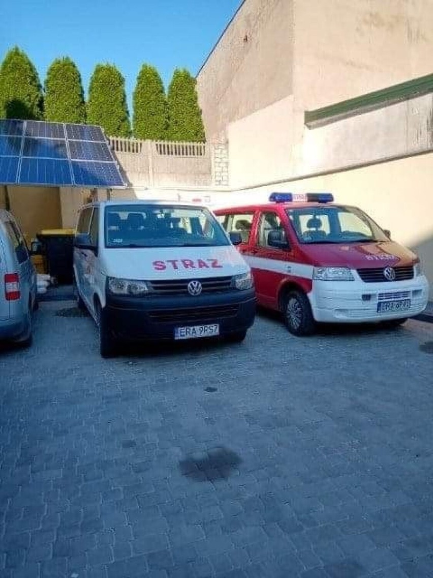 Władze Przedborza przekazały samochody strażakom z OSP Józefów Stary i OSP Przedbórz