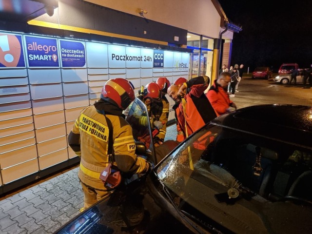 Do dramatycznych zdarzeń doszło pod paczkomatem w Prałkowicach. 47-latek potrącił samochodem pieszego i uciekł