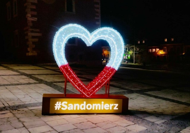 Niezwykłe iluminacje nawiązujące do święta zakochanych stanęły na Rynku Starego Miasta w Sandomierzu. To idealne tło do zdjęć dla zakochanych. Zobacz na kolejnych zdjęciach sandomierskie iluminacje na Walentynki.